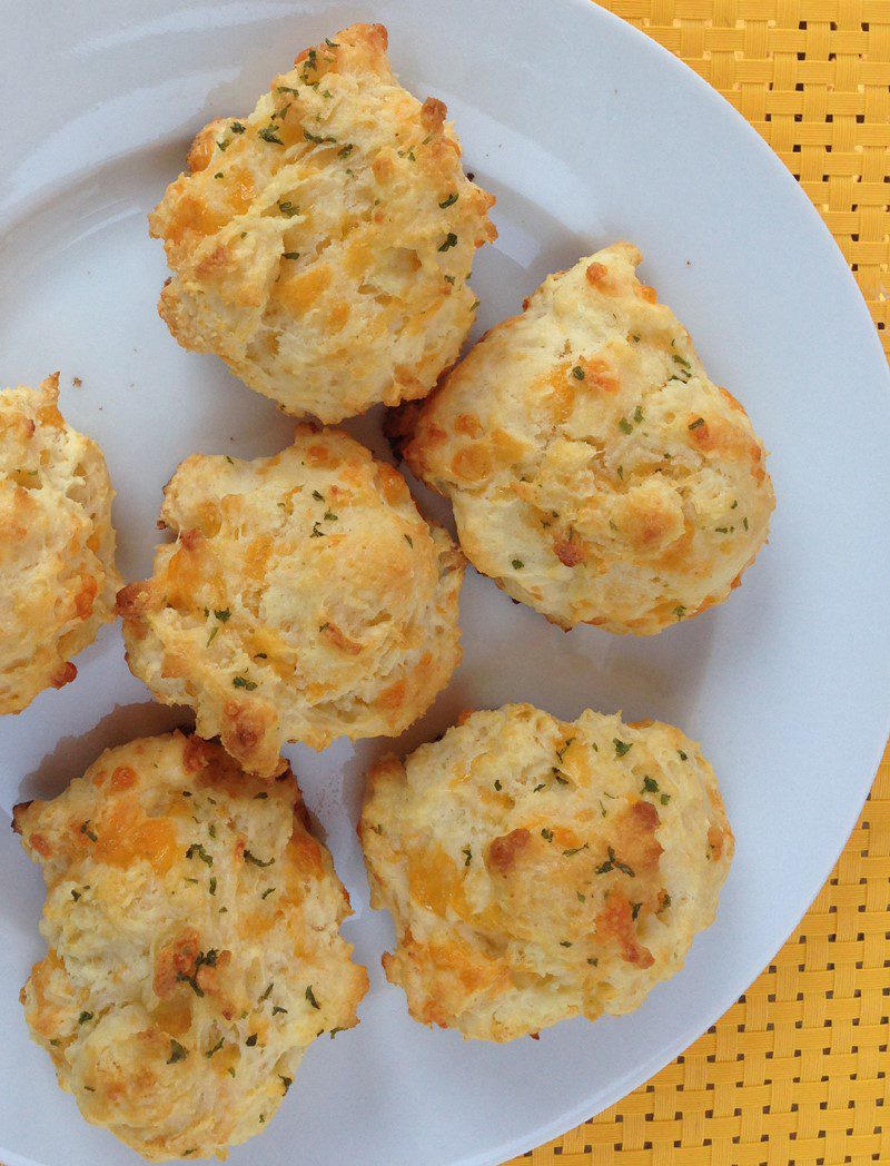 Cheesy Garlic Biscuits (Red Lobster Cheddar Bay Biscuits)